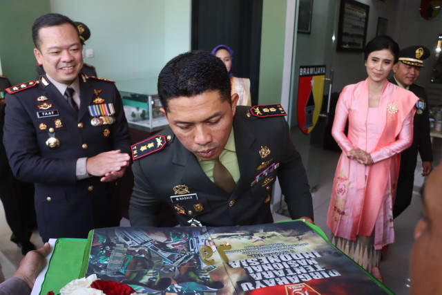 Merayakan HUT ke-79 TNI, Kapolres Tulungagung Bawa Tumpeng dan Kue Ulang Tahun