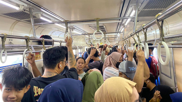 Sejumlah penumpang berada di rangkaian KRL Manggarai-Jakarta Kota di Jakarta, Sabtu 10/5/2024). Foto: Abid Raihan/kumparan