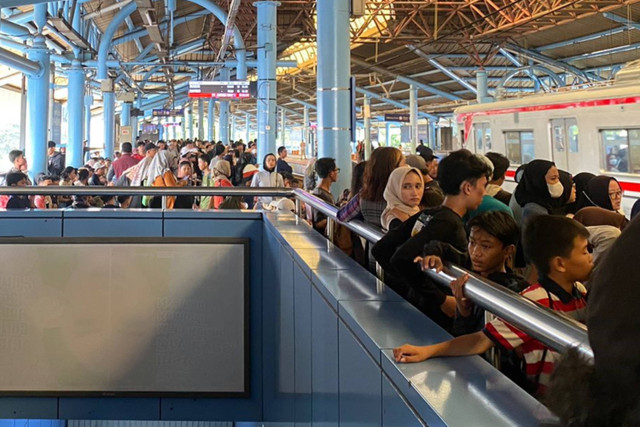 Sejumlah calon penumpang menunggu kedatangan KRL tujuan Bogor di Stasiun Juanda, Jakarta, Sabtu (10/5/2024).  Foto: Abid Raihan/kumparan