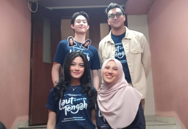 Para pemain film Laut Tengah bersama penulis novel Berliana Kimberly (berhijab). Foto: Masruroh/Basra