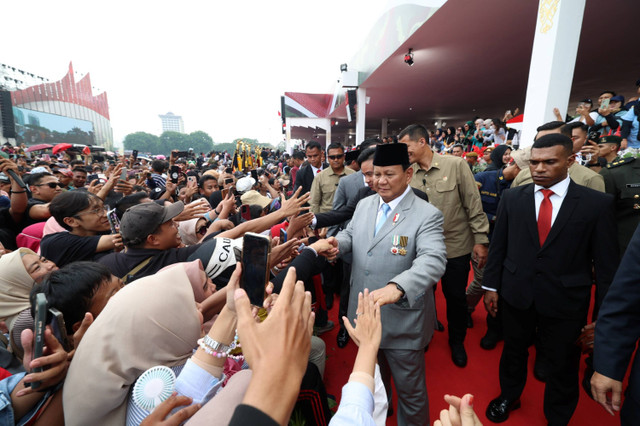 Menteri Pertahanan sekaligus presiden terpilih 2024-2029 Prabowo Subianto menyapa para warga usai menghadiri upacara peringatan HUT ke-79 TNI di kawasan Monumen Nasional, Jakarta, Sabtu (5/10/2024). Foto: Dok. Istimewa