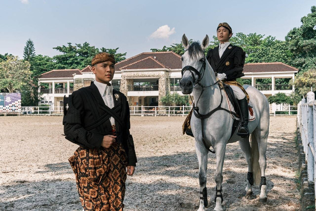 Radinindra Nayaka (kanan) dan Adit Marciano (kiri), mengenakan busana karya House of Radinindra. Foto: Dok. House of Radinindra