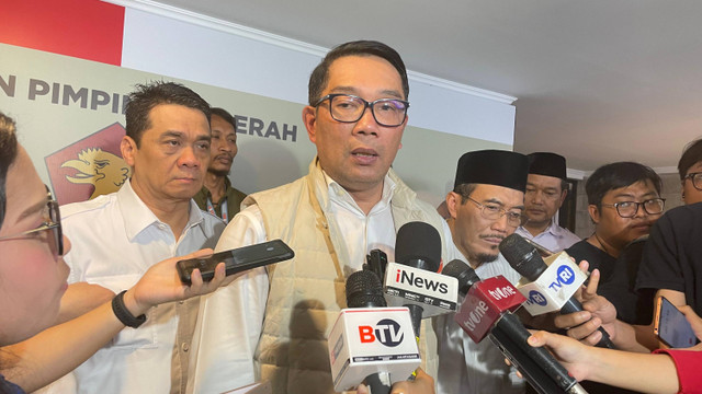 Calon Gubernur Jakarta Ridwan Kamil menjawab pertanyaan wartwan usai menghadiri peresmian DPD Gerindra di Menteng, Jakarta Pusat, Sabtu (5/10/2024). Foto: Fadhil Pramudya/kumparan