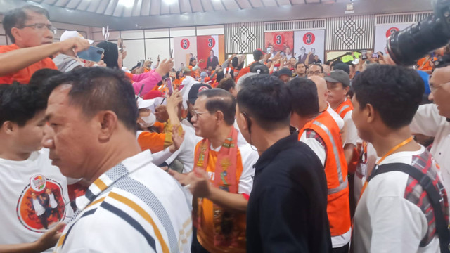 Calon Gubernur Jakarta Pramono Anung menyapa para warga saat tiba di Gedung Serbaguna Senayan, Jakarta, Sabtu (5/10/2024 Foto: Thomas Bosco/kumparan