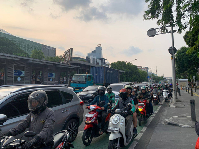 Kemacetan lalu lintas di Jalan Salemba Raya, Jakarta Pusat pada Sabtu (5/10/2024). Foto: Luthfi Humam/kumparan