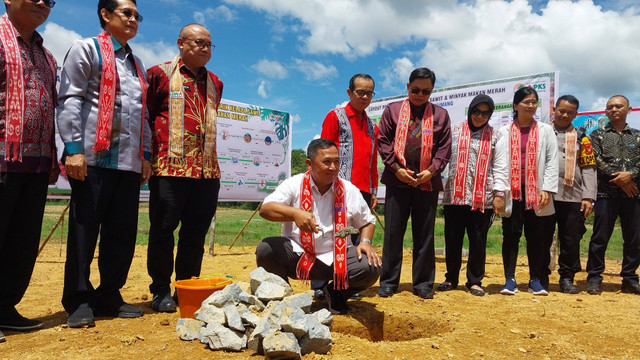 Deputi Bidang Perkoperasian Kemenkop dan UKM, Ahmad Zabadi, meresmikan groundbreaking pembangunan kelapa sawit dan minyak makan merah APKS Keling Kumang di Kabupaten Sekadau, Sabtu, 5 Oktober 2024. Foto: Dina Mariana/Hi!Pontianak