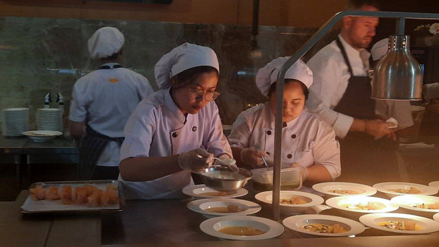 Chef sedang menghidangkan hidangan khas Perancis. Foto: Hadid H/Tugu Jogja