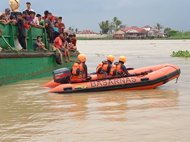 Tim SAR saat menelusuri Sungai Musi, Foto : Basarnas Palembang