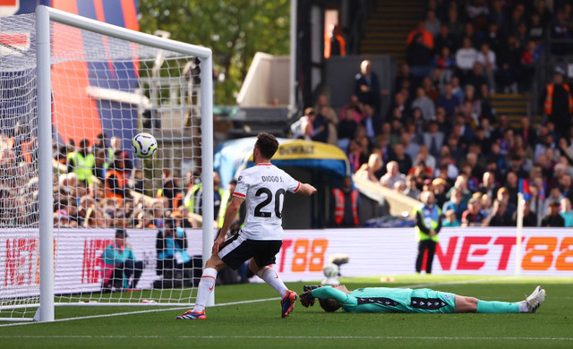 Diogo Jota dari Liverpool mencetak gol pertamanya saat menghadapi Crystal Palace di Selhurst Park, London, Inggris, 5 Oktober 2024. Foto: REUTERS/Hannah Mckay