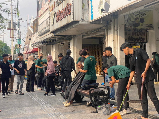 Cukur massal gratis dengan tema ‘Gantengin Malioboro’ di depan Pasar Beringharjo, Kota Yogyakarta, Sabtu (5/10). Foto: Resti Damayanti/Pandangan Jogja