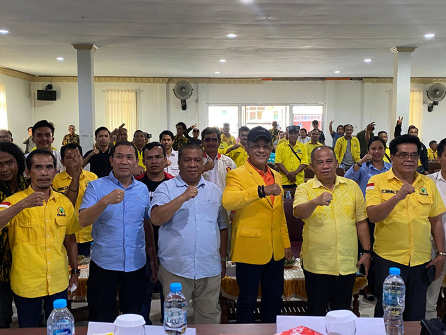 Calon Wakil Gubernur Kalbar, Didi Haryono berfoto bersama saat menghadiri Rapat Konsolidasi Pemenangan Calon Kepala Daerah Partai Golkar Kabupaten Landak. Foto: Yulia Ramadhiyanti/Hi!Pontianak