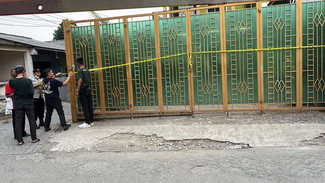 Polisi memasang garis pembatas di  lokasi panti asuhan yang diduga jadi lokasi pencabulan di kawasan Kunciran, Pinang, Kota Tangerang. Foto: Dok. Istimewa