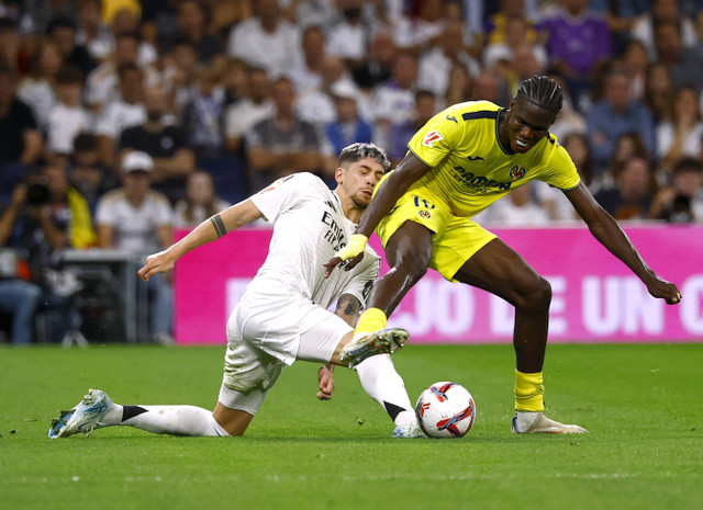 Fede Valverde berhadapan dengan Thierno Barry saat Real Madrid vs Villarreal dalam laga pekan kesembilan Liga Spanyol 2024/25 di Stadion Santiago Bernabeu, Minggu (6/10) dini hari WIB. Foto: REUTERS/Susana Vera