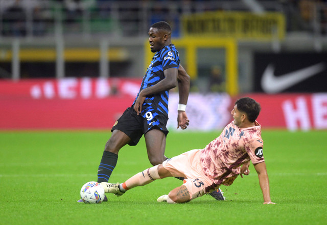 Tekel Guillermo Maripan pada Marcus Thuram saat Inter Milan vs Torino dalam laga pekan ketujuh Liga Italia 2024/25 di Stadion San Siro, Minggu (6/10) dini hari WIB. Foto: REUTERS/Daniele Mascolo