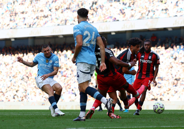 Mateo Kovacic mencetak gol saat Man City vs  Fulham dalam laga pekan ketujuh Liga Inggris 2024/25 di Stadion Etihad, Sabtu (5/10) malam WIB. Foto: Molly Darlington/REUTERS