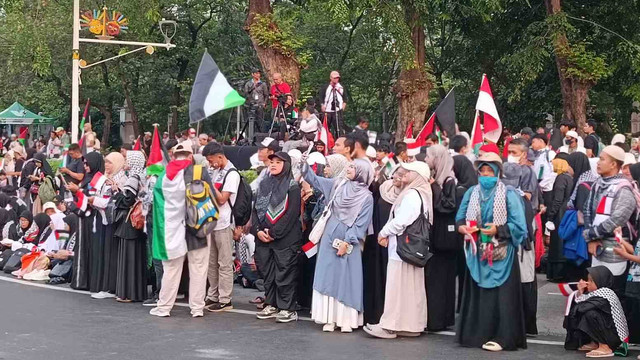 Massa aksi yang tergabung dalam Aliansi Rakyat Indonesia Bela Merdeka mulai berdatangan di depan Kantor Kedutaan Besar Amerika, Jakarta Pusat, Minggu (6/10).  Foto: Zamachsyari/kumparan