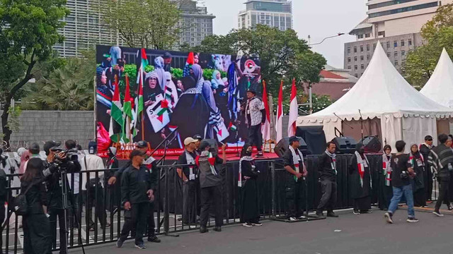 Massa aksi yang tergabung dalam Aliansi Rakyat Indonesia Bela Merdeka mulai berdatangan di depan Kantor Kedutaan Besar Amerika, Jakarta Pusat, Minggu (6/10).  Foto: Zamachsyari/kumparan