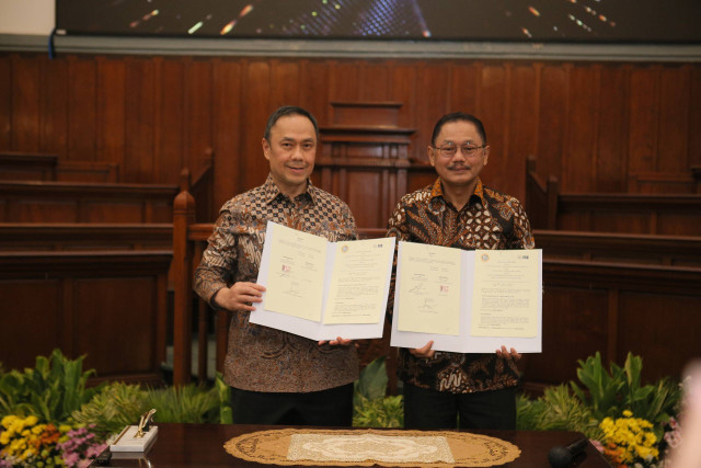 Dekan FK Unair Prof Budi Santoso, dr., Sp.OG, Subsp, F.E.R (kanan) bersama pendiri ESQ, Dr (HC) Ary Ginanjar Agustian. Foto: Humas FK Unair