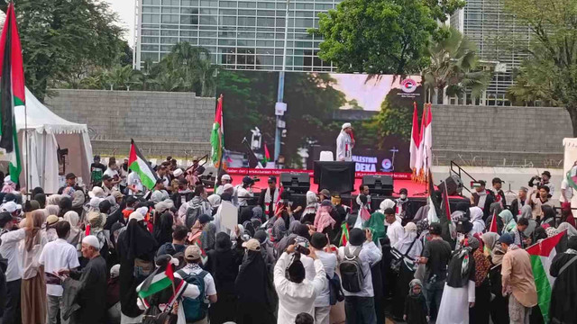 Massa aksi yang tergabung dalam Aliansi Rakyat Indonesia Bela Merdeka mulai berdatangan di depan Kantor Kedutaan Besar Amerika, Jakarta Pusat, Minggu (6/10). Foto: Zamachsyari/kumparan