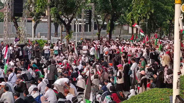 Massa aksi yang tergabung dalam Aliansi Rakyat Indonesia Bela Merdeka mulai berdatangan di depan Kantor Kedutaan Besar Amerika, Jakarta Pusat, Minggu (6/10). Foto: Zamachsyari/kumparan