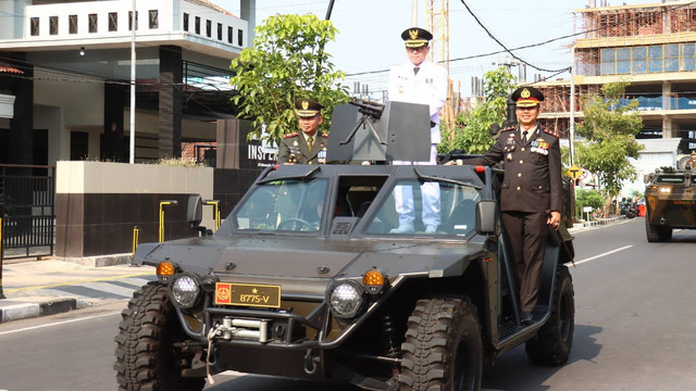 Bupati, Dandim, dan Kapolres Bojonegoro, saat ikuti parade peringatan Hari Ulang Tahun ke-79 Tentara Nasional Indonesia (TNI) di Alun-Alun Kota Bojonegoro. Sabtu pagi (05/10/2024). (Aset: Istimewa)