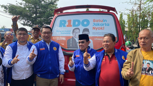 Cagub Jakarta Ridwan Kamil silaturahmi dengan sopir angkot Koperasi Wahana Kalpika (KWK) di Cilincing, Jakarta Utara, Minggu (6/10/2024). Foto: Abid Raihan/kumparan