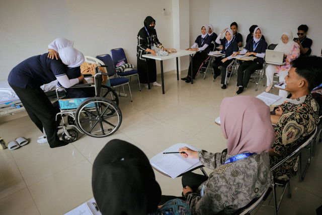 Peserta pelatihan kerja sedang mempraktekan cara merawat lansia Jepang di Lembaga Pelatihan Hadetama di Bekasi. Foto: Jamal Ramadhan/kumparan