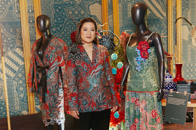 Desainer Amanda Hartanto bersama koleksi spesial dari Amanda Hartanto Batik, The 5 Senses of Batik, untuk merayakan Hari Batik Nasional. Foto: Amanda Hartanto