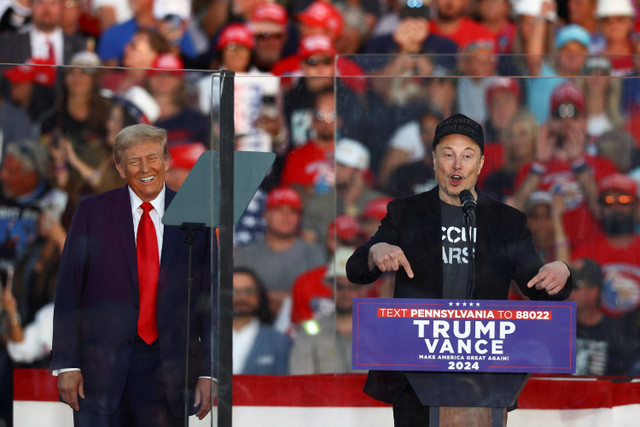 CEO Tesla dan pemilik X Elon Musk menghadiri kampanye Calon Presiden Amerika Serikat Donald Trump di Butler, Pennsylvania, Amerika Serikat, Sabtu (5/10/2024). Foto: Carlos Barria/REUTERS 