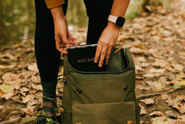 Tas Bodypack Buatan Mana dalam Dunia Fashion. Foto hanya ilustrasi. Sumber foto: Unsplash/Priscilla