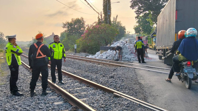 Petugas saat lakukan olah TKP di lokasi truk yang tertabrak kereta api di perlintasan kereta api Desa Baureno, Kecamatan Baureno, Kabupaten Bojonegoro. Minggu (06/10/2024) (Aset: Istimewa)