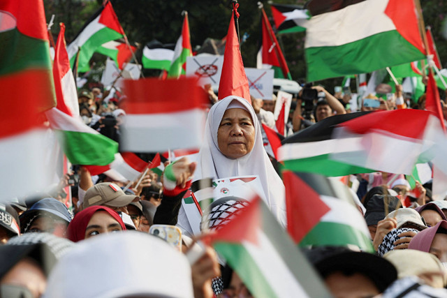 Sejumlah massa dari Aliansi Rakyat Indonesia Bela Palestina (ARI-BP) menggelar aksi di depan Kedubes Amerika Serikat di Jalan Merdeka Selatan, Jakarta Pusat, Minggu (6/10/2024). Foto: Ajeng Dinar Ulfiana/REUTERS 