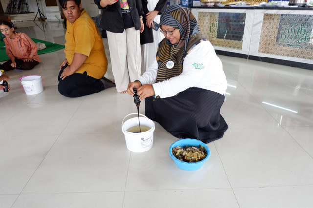 Proses pembuatan eco-enzym di Yogyakarta. Foto: istimewa