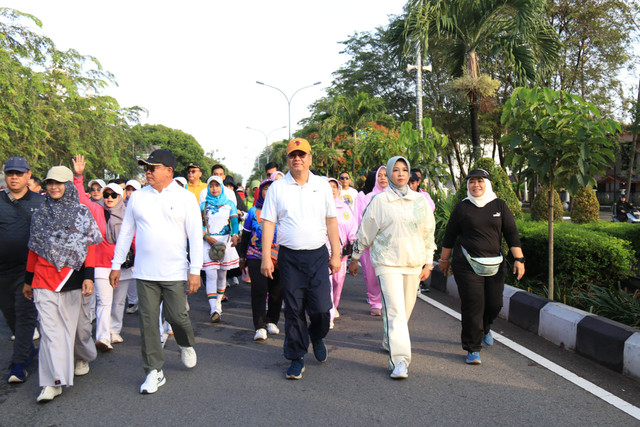 Pj Gubernur Kalbar, Harisson CFD bareng warga Pontianak di World Walking Day 2024. Foto: Dok. Adpim Pemprov Kalbar