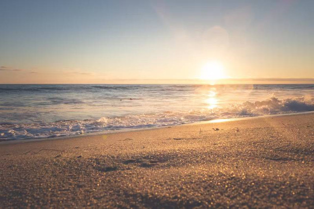 Foto hanya ilustrasi, bukan tempat sebenarnya. Pantai Maron Semarang. Sumber: Unsplash/Jeremy Ricketts