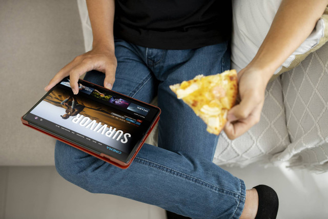 https://www.freepik.com/free-photo/close-up-hands-holding-tablet-pizza_22619264.htm#fromView=search&page=1&position=0&uuid=38e433ed-ca3d-4259-aec9-6e29dcf1be1b