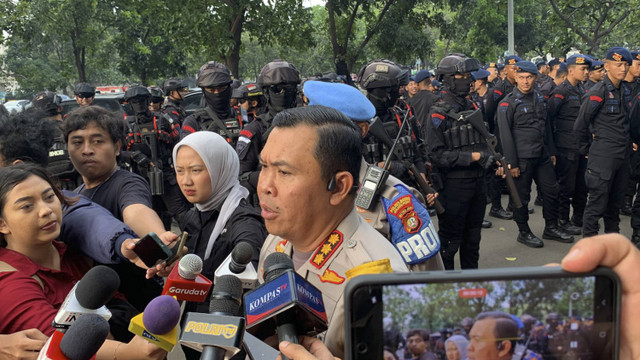 Keterangan Kapolres Jakpus, Kombes Pol Susatyo Purnomo Condro sebelum debat perdana Pilgub Jakarta di Jiexpo Kemayoran, Jakarta, Minggu (6/10/2024). Foto: Luthfi Humam/kumparan