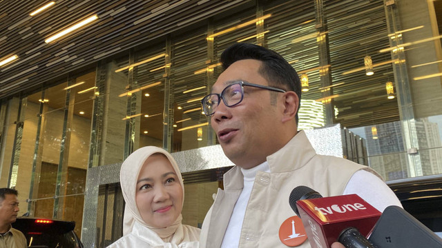 Cagub Jakarta Ridwan Kamil sampai di Hotel Grand Mercure sebelum ke JiExpo Kemayoran bersama istri pada Minggu (6/10/2024). Foto: Abid Raihan/kumparan