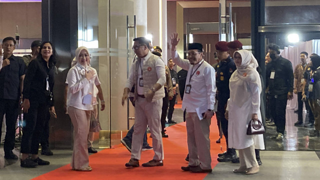 Pasangan Ridwan Kamil dan Suswono tiba di lokasi debat perdana di Jakarta International Expo, Minggu (6/10/2024). Foto: Alya Zahra/Kumparan