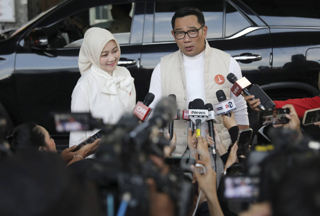 Cagub Jakarta Ridwan Kamil dan istri saat tiba di lokasi debat perdana Cagub-Cawagub di Jakarta International Expo, Minggu (6/10/2024). Foto: Dok. Istimewa