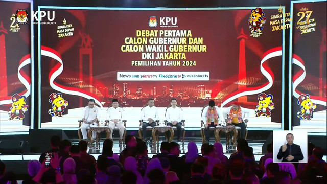 Suasana menjelang debat pertama pasangan Calon Gubernur dan Wakil Gubernur DKI Jakarta tahun 2024 di JIExpo Kemayoran, Jakarta, Minggu (6/10/2024). Foto: YouTube/ KPU PROVINSI DKI JAKARTA 