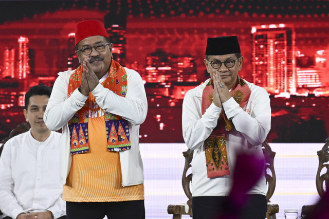 Pasangan calon Gubernur-Wakil Gubernur DKI Jakarta nomor urut tiga Pramono Anung (kanan) dan Rano Karno (kiri) mengikuti debat pertama pasangan Calon Gubernur dan Wakil Gubernur DKI Jakarta tahun 2024 di JIExpo Kemayoran, Jakarta, Minggu (6/10/2024). Foto: Aprillio Akbar/ANTARA FOTO