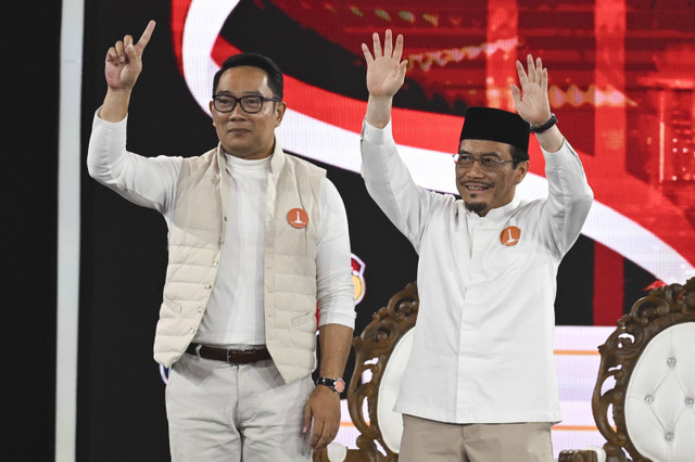 Pasangan calon Gubernur-Wakil Gubernur DKI Jakarta nomor urut satu Ridwan Kamil (kiri) dan Suswono (kanan) mengikuti debat pertama pasangan Calon Gubernur dan Wakil Gubernur DKI Jakarta tahun 2024 di JIExpo Kemayoran, Jakarta, Minggu (6/10/2024). Foto: Aprillio Akbar/ANTARA FOTO