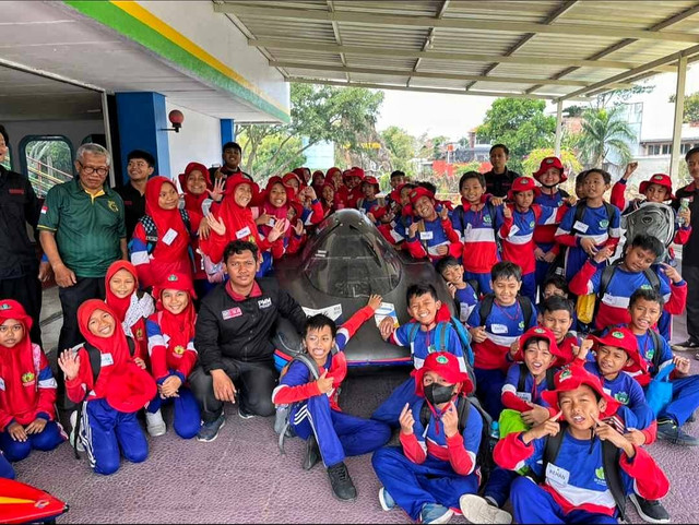 Foto Bersama Anak-anak SD dan Pengunjung Taman Rekreasi Sengkaling