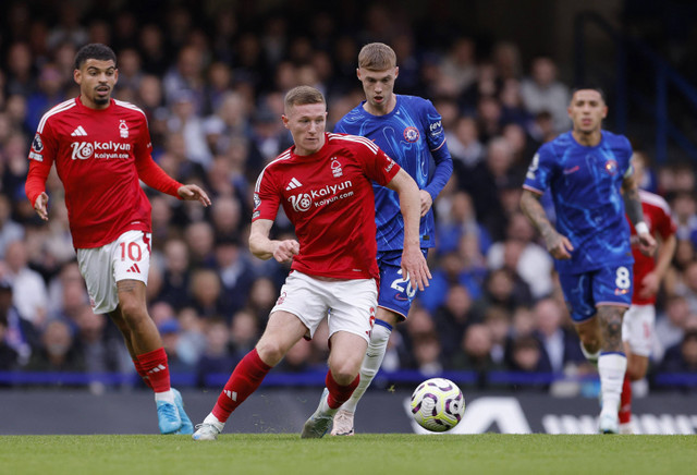 Cole Palmer dari Chelsea beraksi dengan Elliot Anderson dari Nottingham Forest pada pertandingan Liga Inggris antara Chelsea melawan Nottingham Forest di Stamford Bridge, London, Inggris, Minggu (6/10/2024). Foto: Andrew Couldridge/REUTERS 