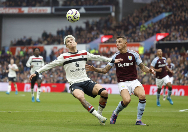 Alejandro Garnacho dari Manchester United beraksi dengan Lucas Digne dari Aston Villa pada pertandingan Liga Inggris antara Aston Villa melawan Manchester United di Villa Park, Birmingham, Inggris, Minggu (6/10/2024). Foto: Peter Cziborra/REUTERS 