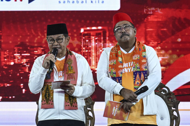 Pasangan calon Gubernur-Wakil Gubernur DKI Jakarta Pramono Anung dan Rano Karno menyampaikan visi misi pada debat pertama pasangan Calon Gubernur dan Wakil Gubernur DKI Jakarta tahun 2024 di JIExpo Kemayoran, Jakarta, Minggu (6/10/2024). Foto: Aprillio Akbar/ANTARA FOTO