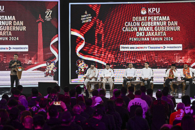 Ketua KPU DKI Jakarta Wahyu Dinata disaksikan tiga pasangan calon Gubernur-Wakil Gubernur DKI Jakarta saat menyampaikan sambutan dalam debat pertama pasangan Calon Gubernur dan Wakil Gubernur DKI Jakarta tahun 2024 di JIExpo, Minggu (6/10/2024). Foto: Aprillio Akbar/ANTARA FOTO