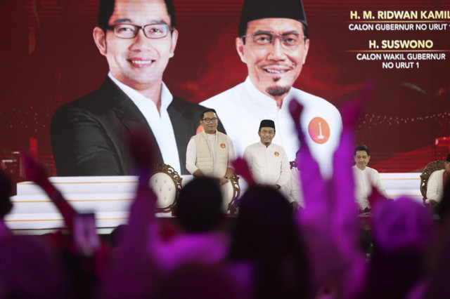 Pasangan calon Gubernur-Wakil Gubernur DKI Jakarta nomor urut satu Ridwan Kamil (kiri) dan Suswono (kanan) mengikuti debat pertama pasangan Calon Gubernur dan Wakil Gubernur DKI Jakarta tahun 2024 di JIExpo Kemayoran, Jakarta, Minggu (6/10/2024). Foto: Dok. Istimewa