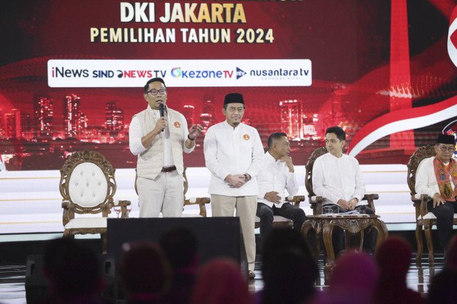 Pasangan calon Gubernur-Wakil Gubernur DKI Jakarta nomor urut satu Ridwan Kamil (kiri) dan Suswono (kanan) mengikuti debat pertama pasangan Calon Gubernur dan Wakil Gubernur DKI Jakarta tahun 2024 di JIExpo Kemayoran, Jakarta, Minggu (6/10/2024). Foto: Dok. Istimewa